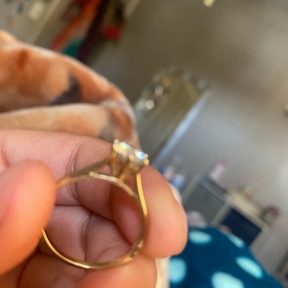 10k gold ring size 8 - Picture 2 of 3